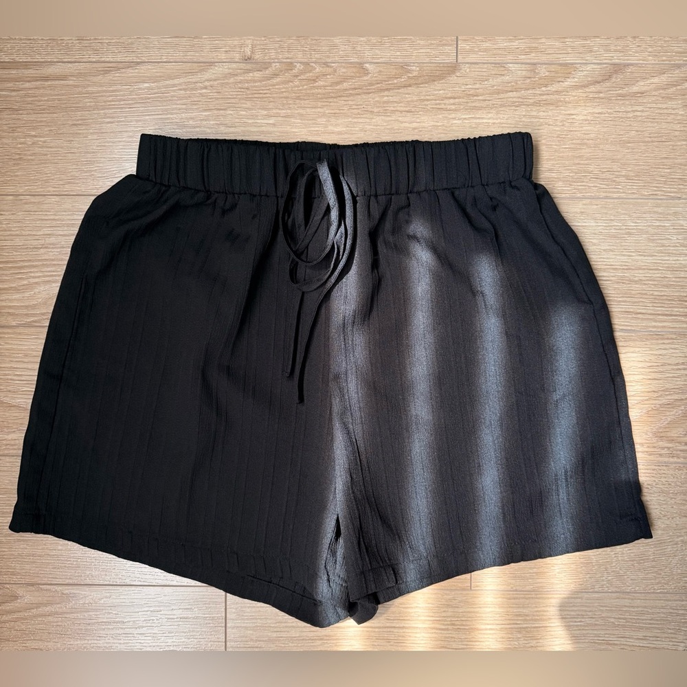 💙 Women's Black Lightweight Ribbed Drawstring Shorts - Picture 2 of 6